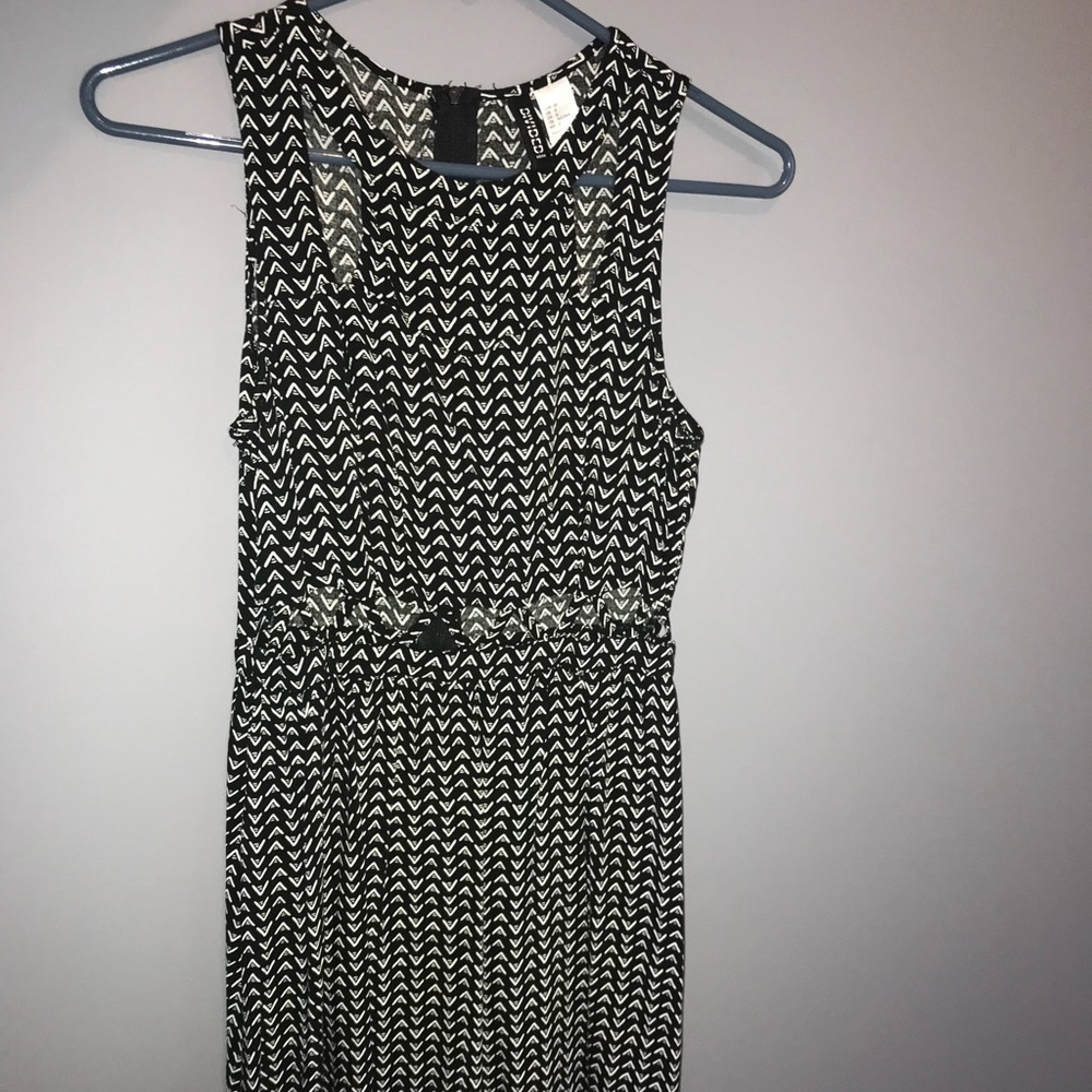 H&M dress, cross section cutouts at mid-abdomen